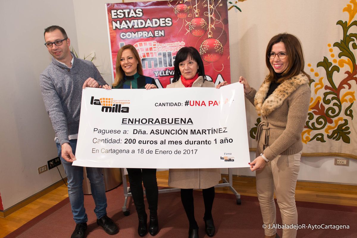 Entrega de cheque a la ganadora de la Campaa Navidea del rea Comercial La Milla