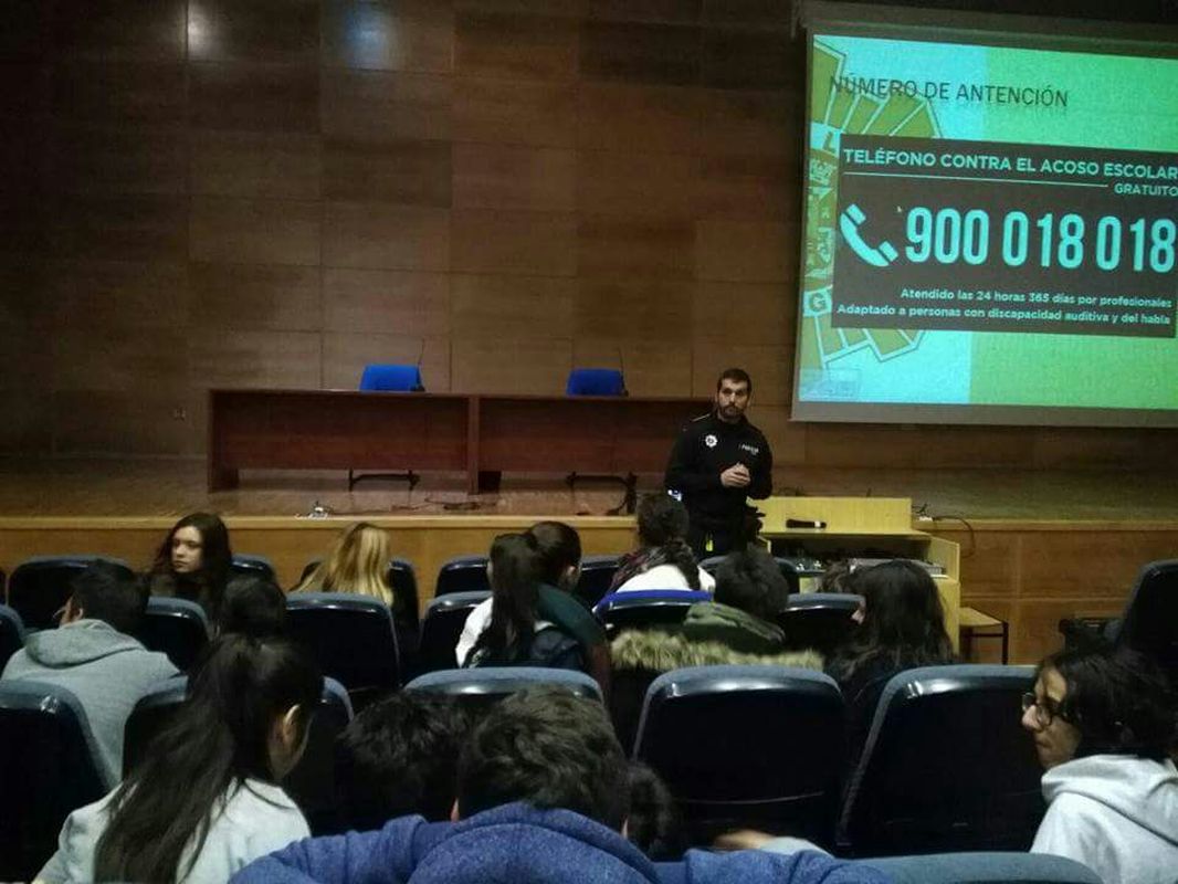 La Polica Local de Cartagena ofrece una charla sobre 'ciberacoso' y acoso escolar en el colegio San Vicente de Pal