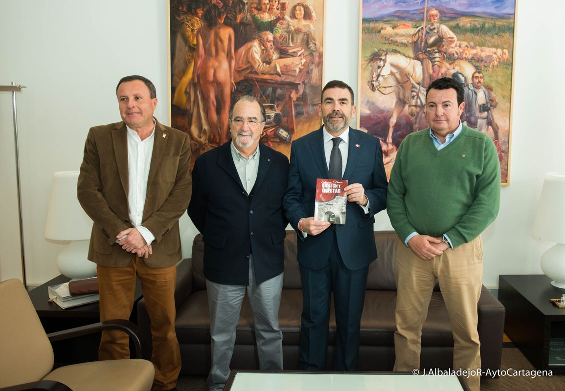 El Rotary Club de Cartagena presenta al alcalde el libro 'Cantn y libertad', del que es autor el cronista Francisco Jos Franco