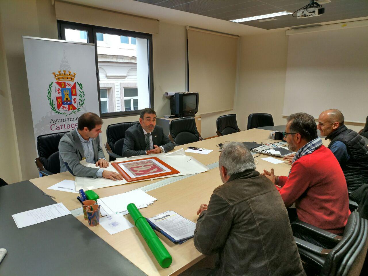 El alcalde y el concejal de Deportes atienden las necesidades del Centro Excursionista 2 102280