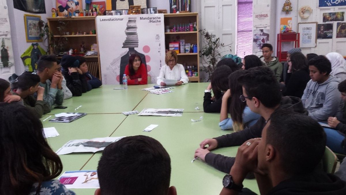 Los alumnos de los Centros Interculturales reciben a la escritora Mnica Rodrguez