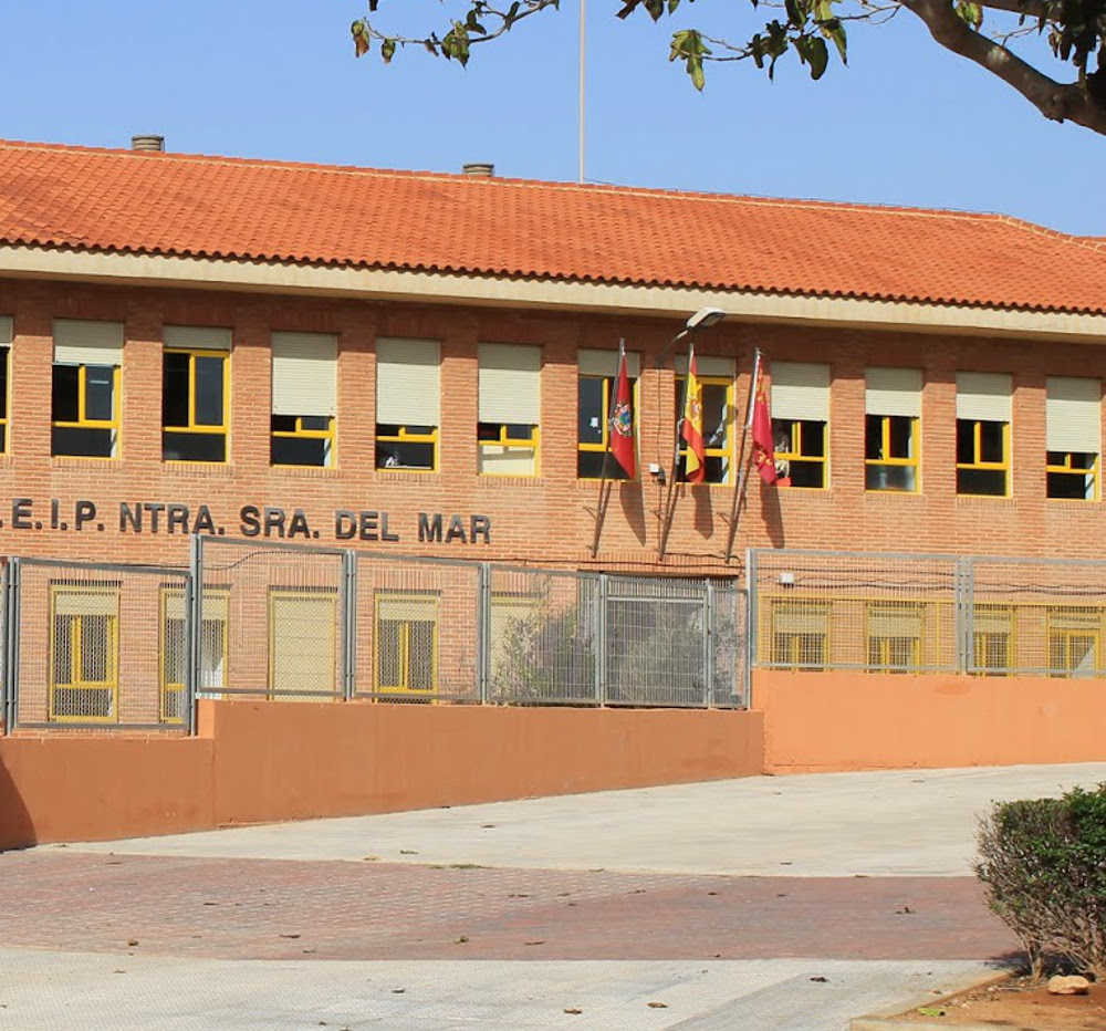 Los colegios de Cartagena pintan sus fachadas y replantan sus patios de recreo 2 102691