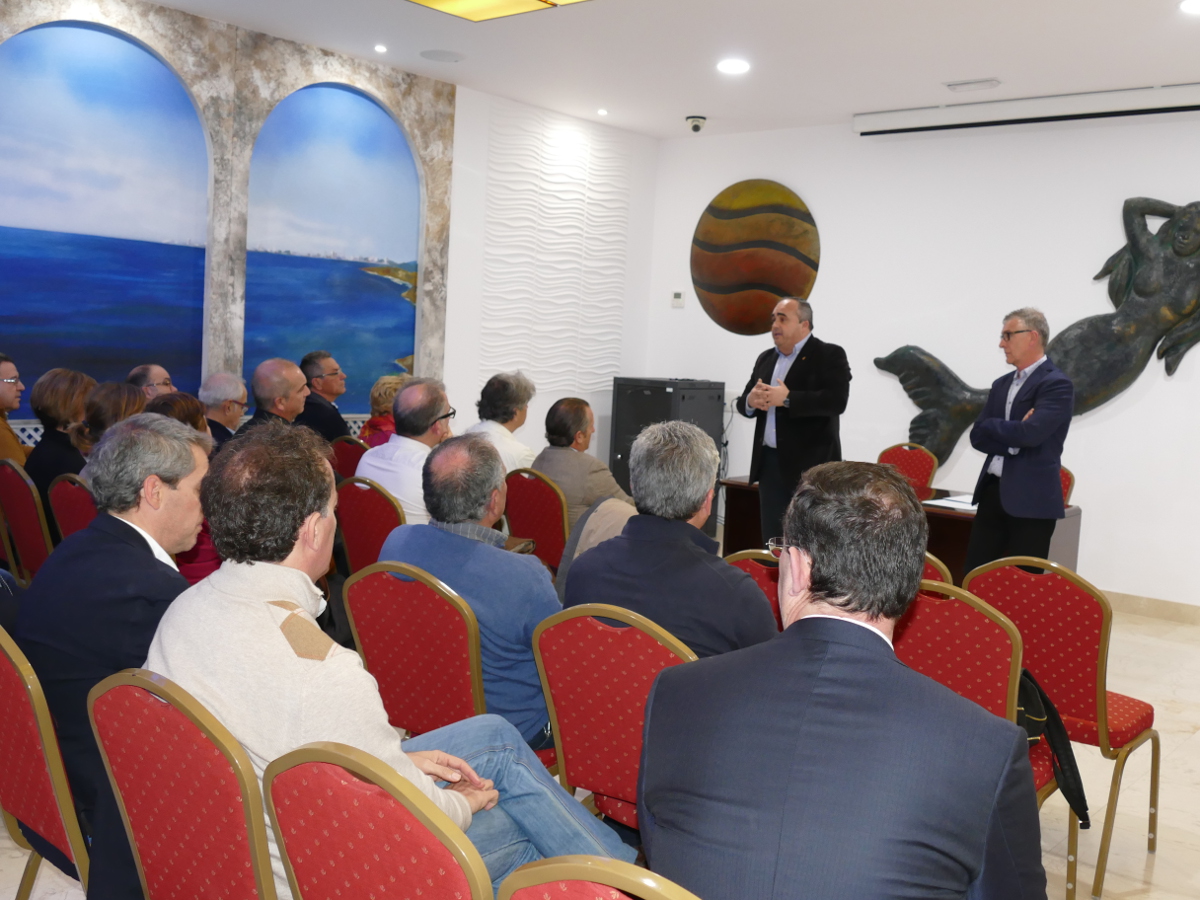 El edil de Descentralizacin, Juan Pedro Torralba, en sus reuniones con los vecinos del litoral cartagenero