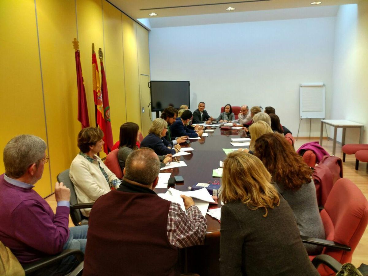 Hacienda preside la Comision de Seguimiento del Plan Estrategico de Subvenciones con miembros de todos los partidos politicos y tecnicos municipales 2 104819