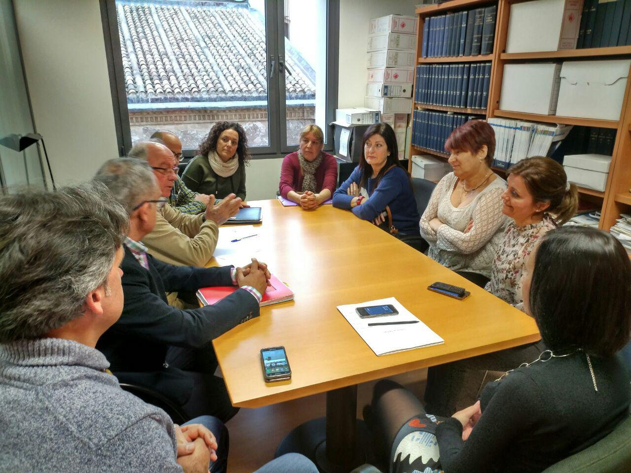 Imgenes de la reunn entre Isabel Garca y representantes de los trabajadores de la limpieza de colegios y edificios municipales