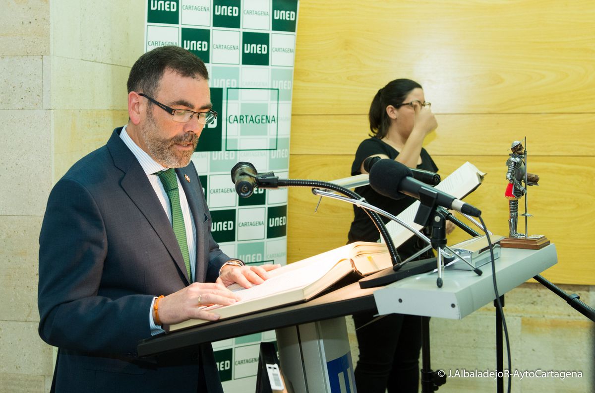 Una amplia representacin del Consistorio participa en la lectura del Quijote en homenaje a Cervantes