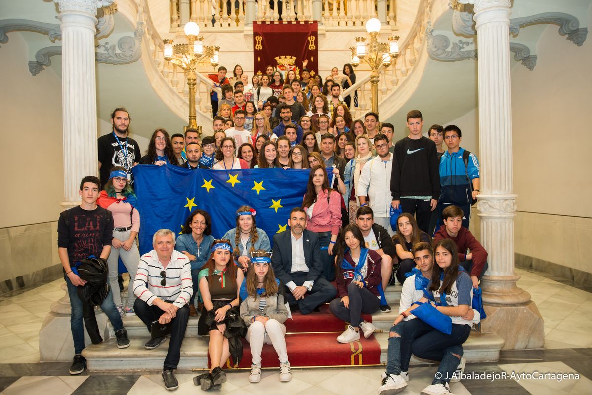 Los voluntarios de la Semana Europea de la Juventud reciben la felicitacin del alcalde