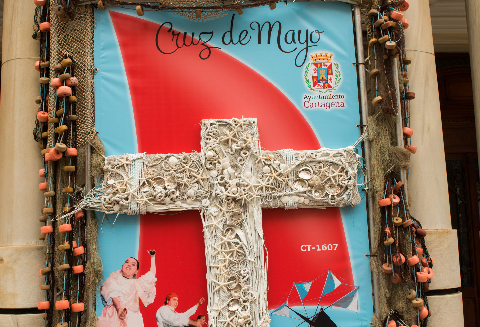 Cruz de Mayo del Ayuntamiento a las puertas del Palacio Consistorial