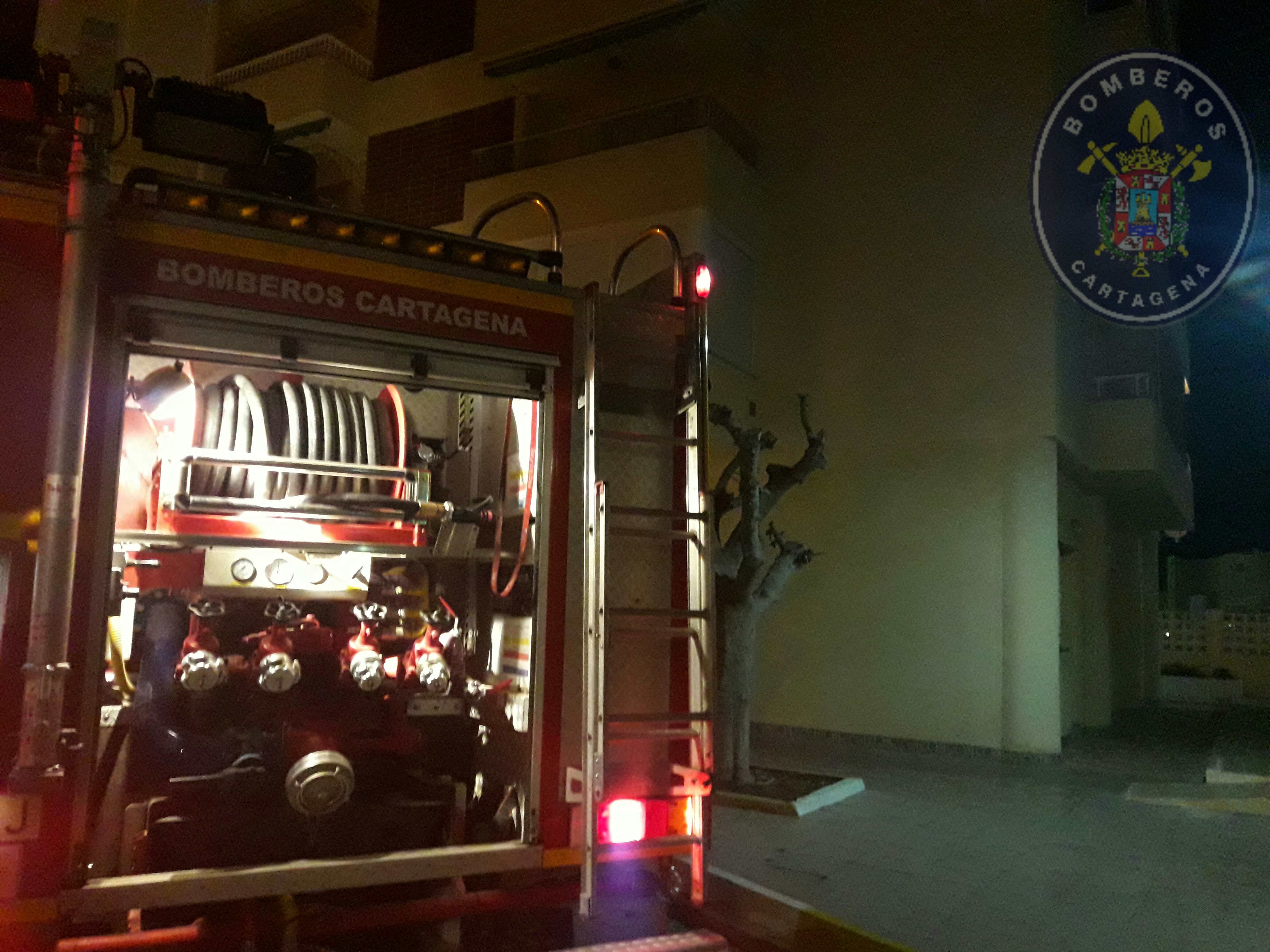 Servicio de Bombero del Ayuntamiento de Cartagena junto al Edificio Gminis