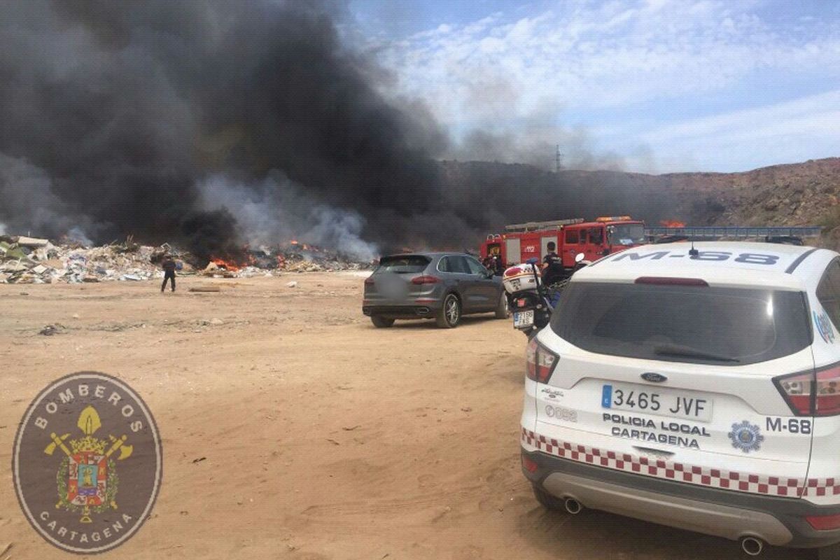 Los bomberos emplean seis horas y media en extinguir el incendio del vertedero de la Fuente del Sapo 2 111795