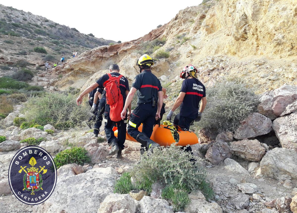 Bomberos rescatan a un menor en La Algameca Chica