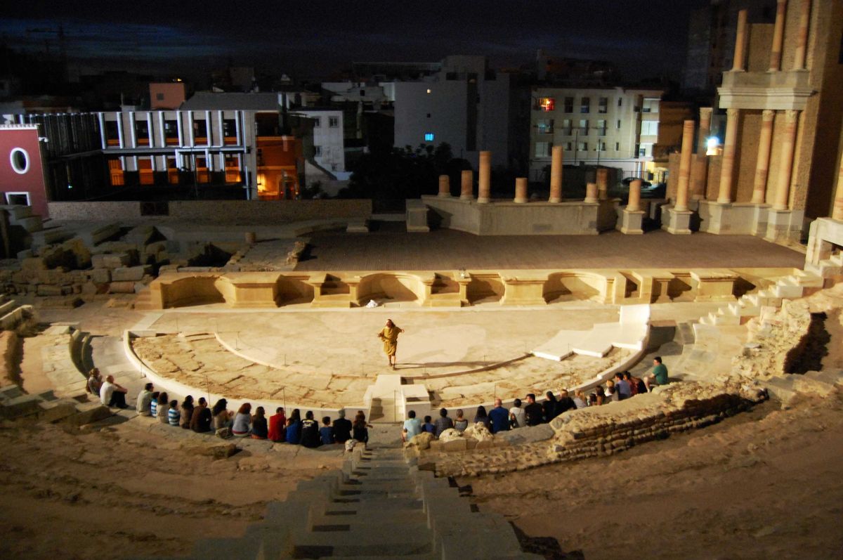 Imagen de una visita teatralizada en el Teatro Romano