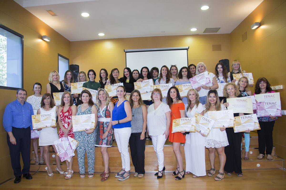 El Centro TENAC clausura su Curso de Quiromasaje para mujeres con la entrega de diplomas