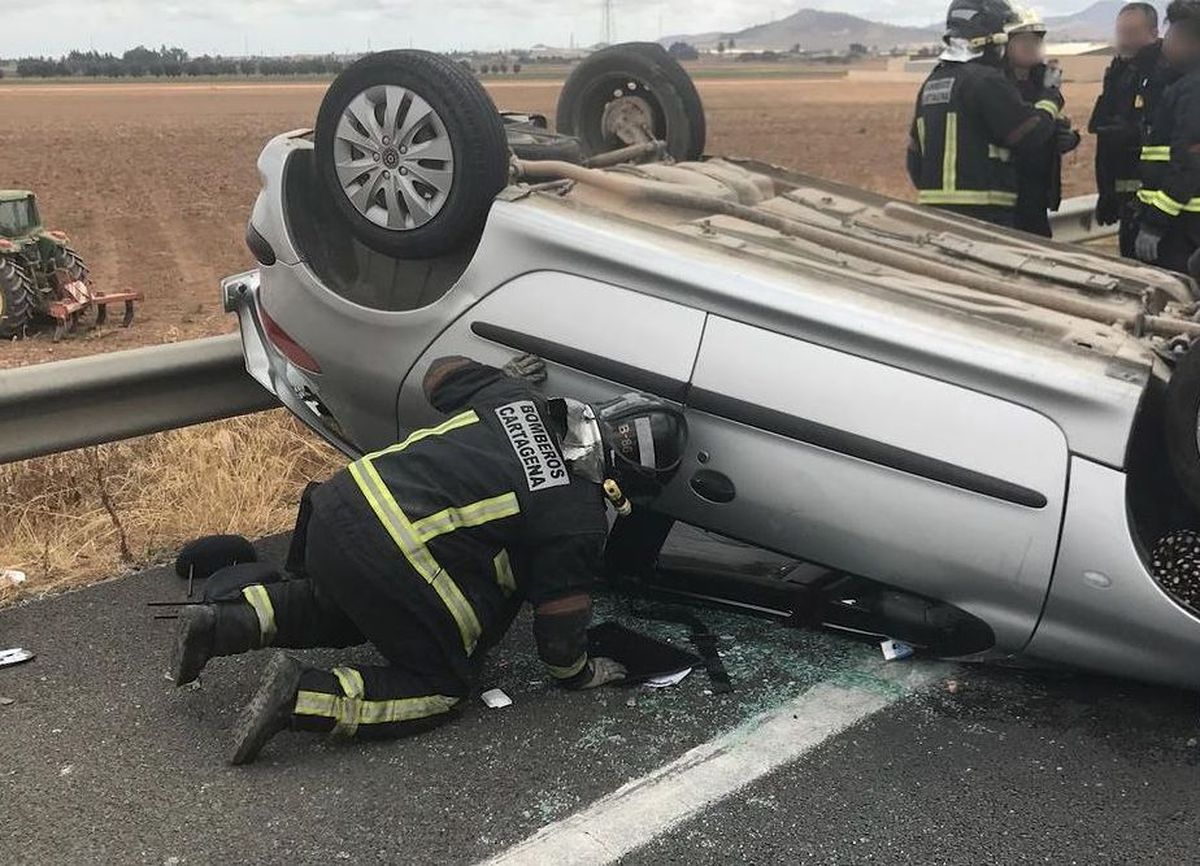 Bomberos de Cartagena rescatan a una embarazada en un accidente de trfico