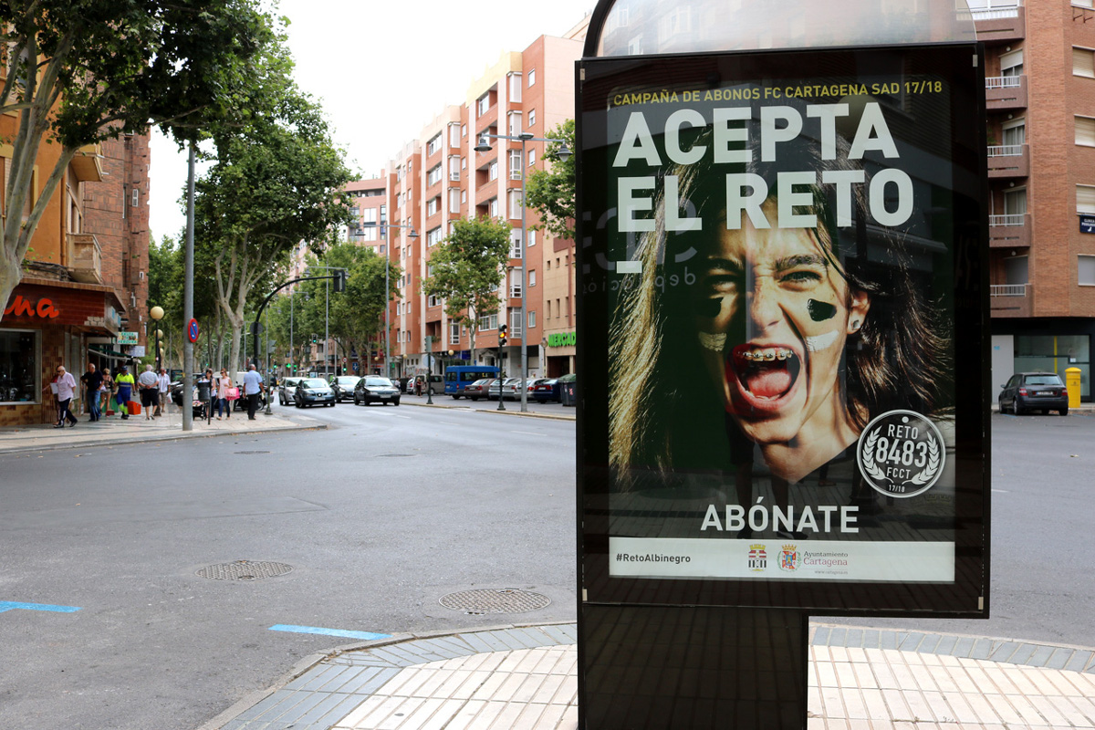 Mupis con las imgenes de la Campaa de Abonos del FC Cartagena para la temporada 2017/2018