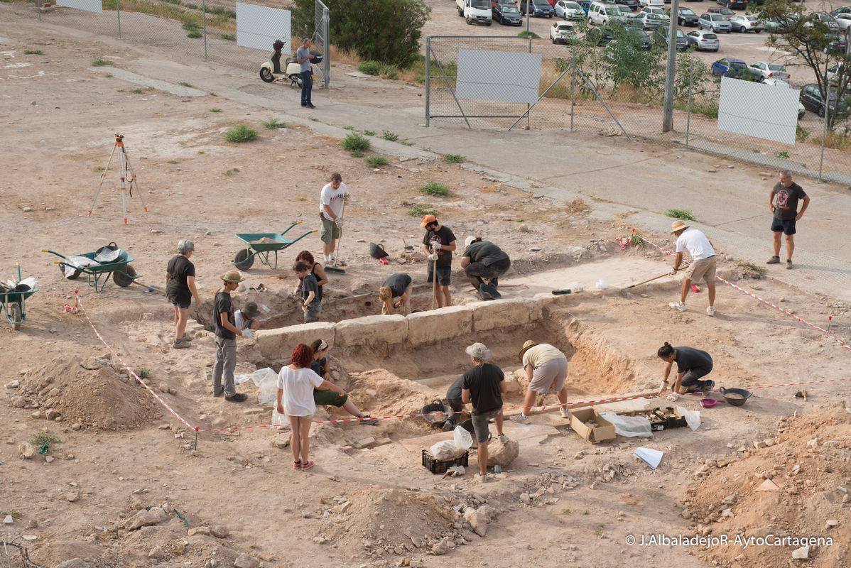 Los alumnos del campus arqueolgico del Monte Sacro trabajan en la excavacin de una posible domus romana