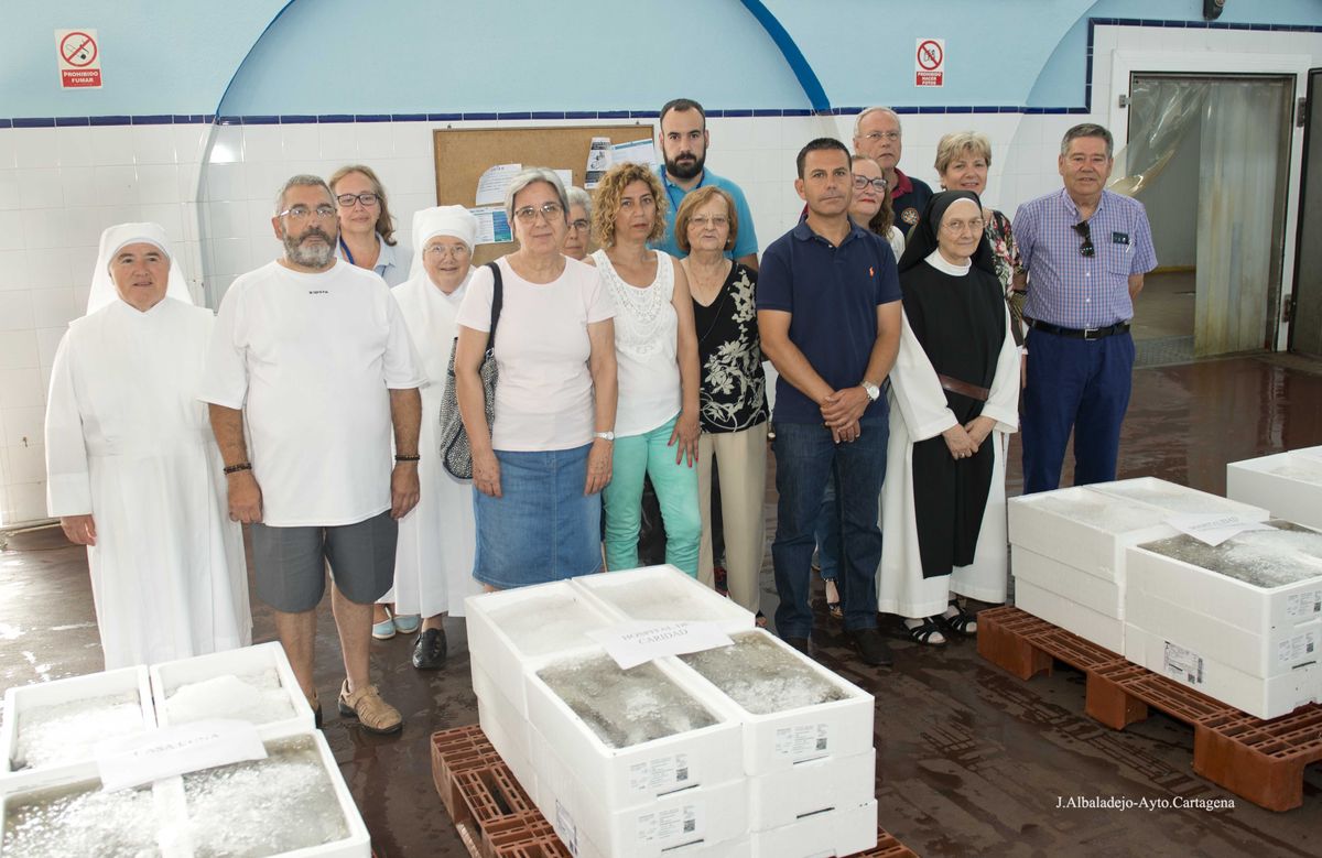 La Cofrada de Pescadores de Cartagena entrega lotes solidarios de pescado a entidades benficas
