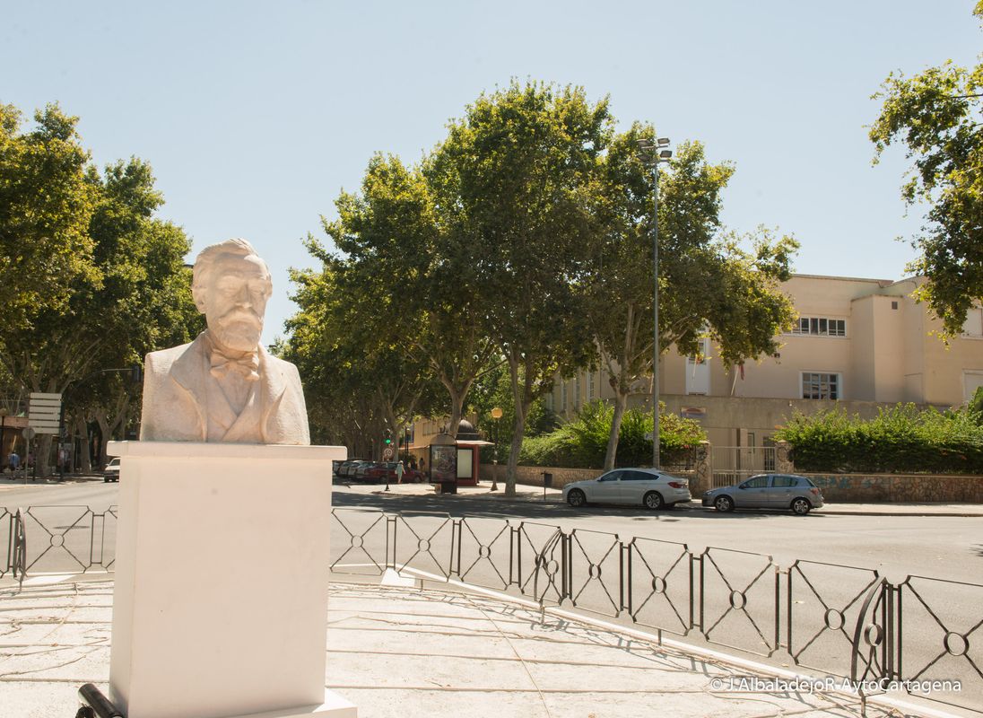 Busto restaurado de Jimnez de la Espada en el Paseo Alfonso XIII, frente al instituto que lleva su nombre