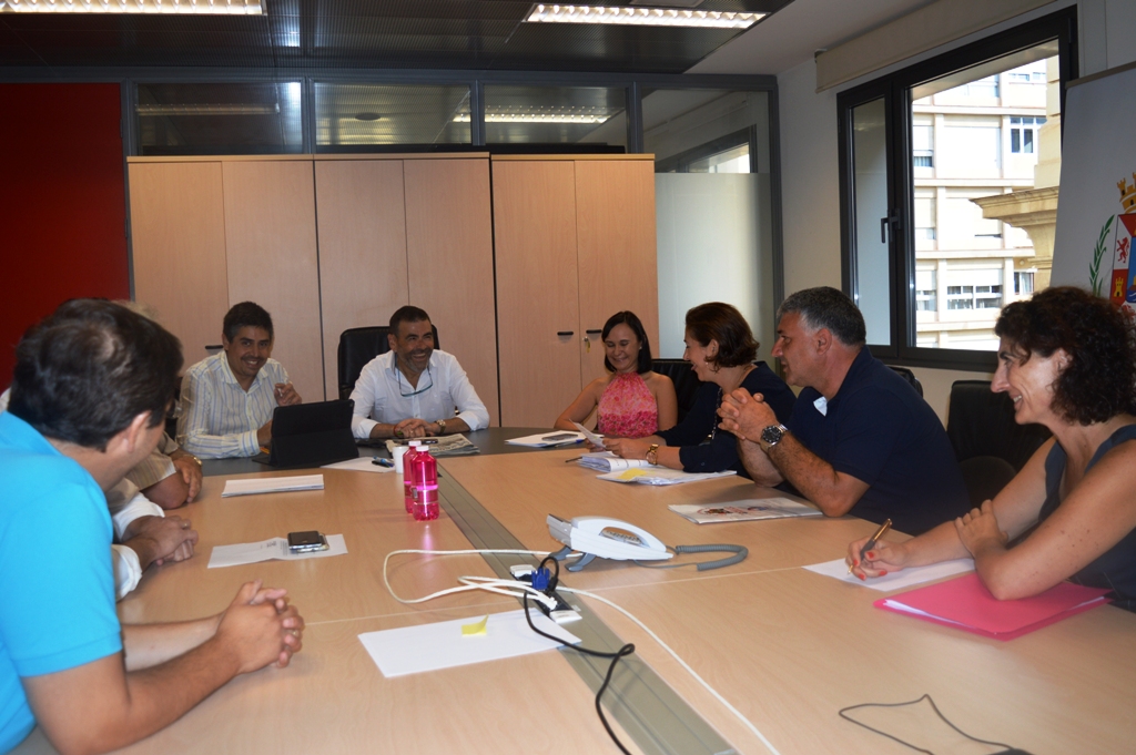 Reunn de Jos Lpez e Isabel Garca con representantes de las asociaciones del Taxi de Cartagena