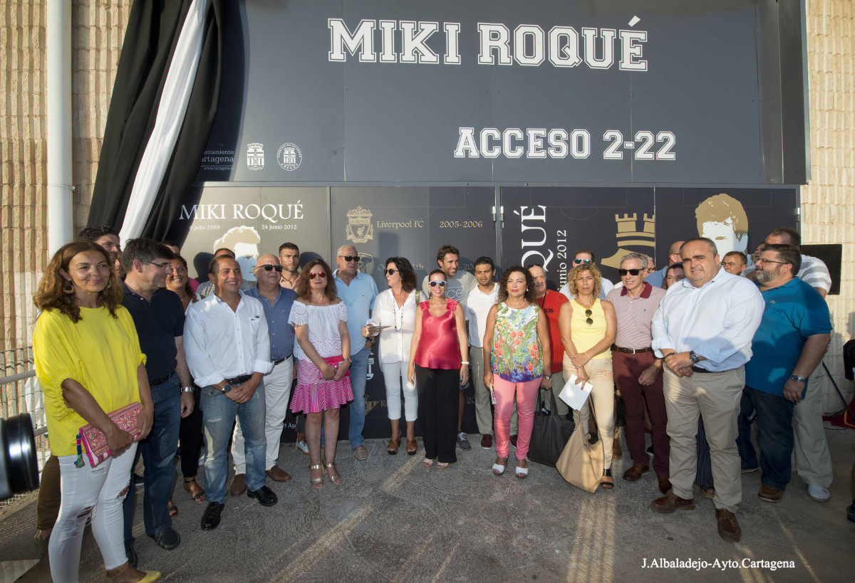 Homenaje a Miki Roqu en la puerta 2-22 del Estadio Municipal Cartagonova