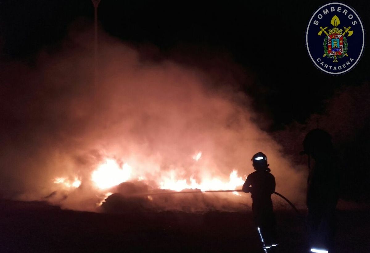 Incendio en mangueras agrcolas en San Gins de la Jara