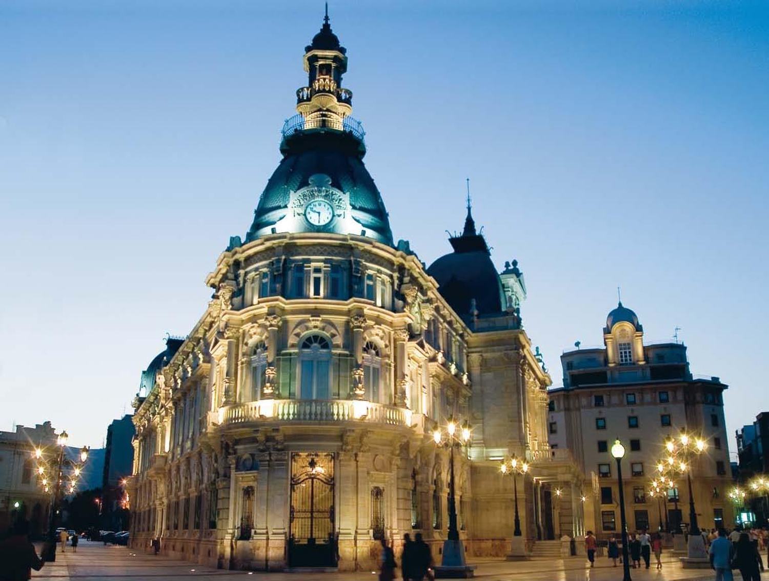 Vista nocturna del Palacio Consistorial