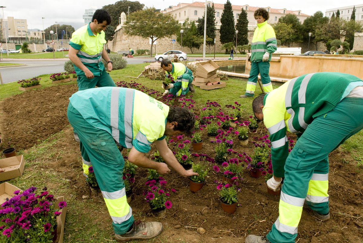 Plantacin de flores en los jardines del casco antiguo con motivo de Semana Santa