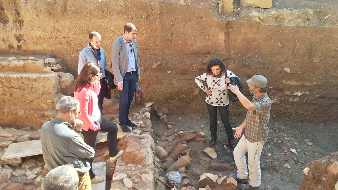 Visita de Ricardo Segado y Obdulia Gmez a las excavaciones de la Plaza de La Merced