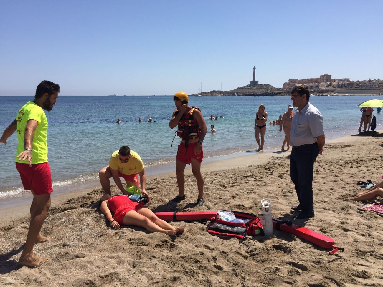 Foto de archivo de simulacro de salvamento en la playa de Levante
