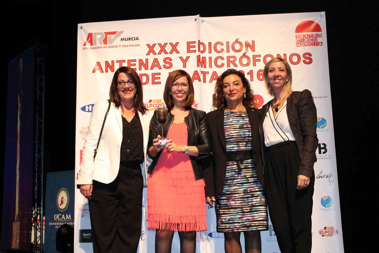 Ana Beln Castejn recibe el micrfono de plata concedido a Cartagena, Puerto de Culturas
