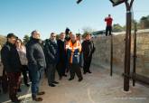 Jos Lpez visita las obras de reparacin del muro de la carretera RM E-22