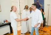 Visita del maestro de yoga Armando Navarro al alcalde