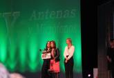 Ana Beln Castejn recibe el micrfono de plata concedido a Cartagena, Puerto de Culturas