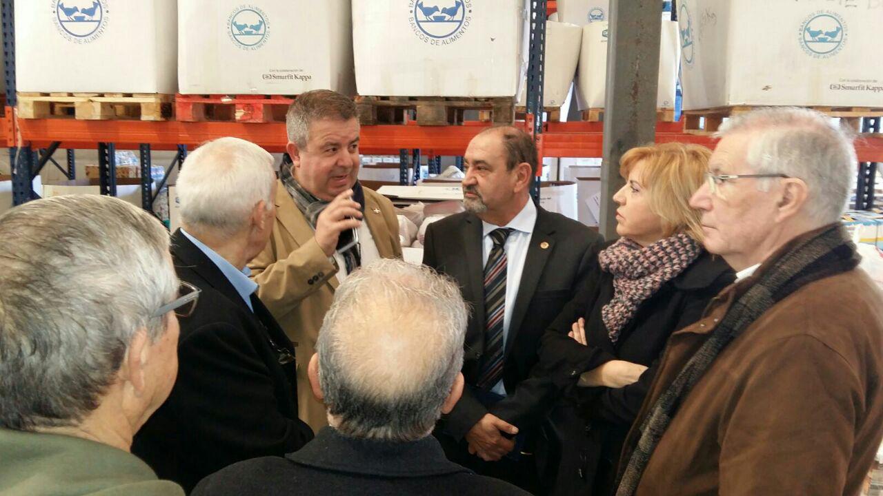 Visita de Caldern junto a la consejera de Familia al Banco de Alimentos y la Residencia de Fuente Cubas