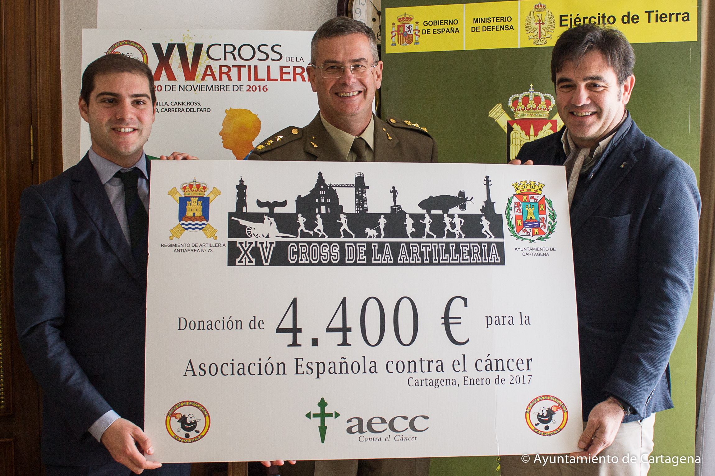 Entrega del cheque del Cross de Artillera a la AECC