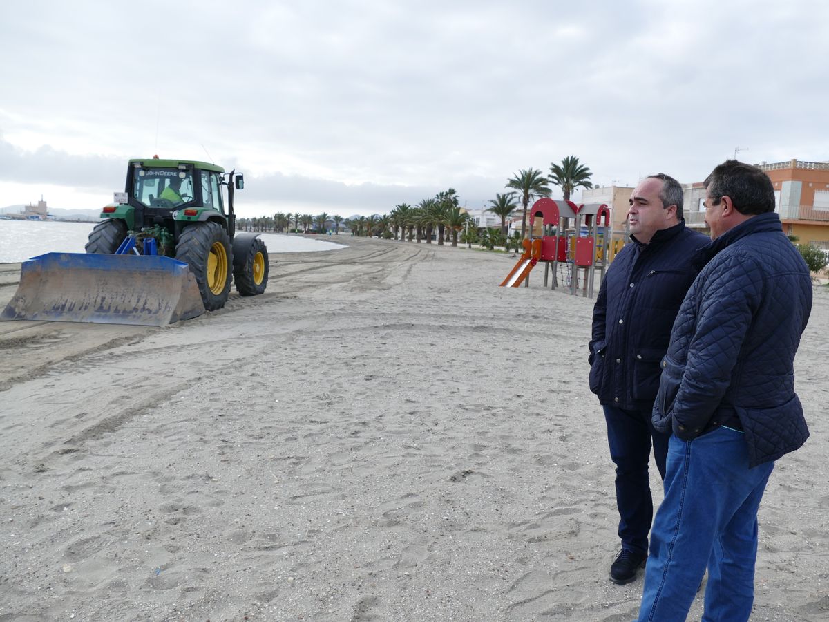 Torralba visitando actuaciones municipales en el litoral del Mar Menor