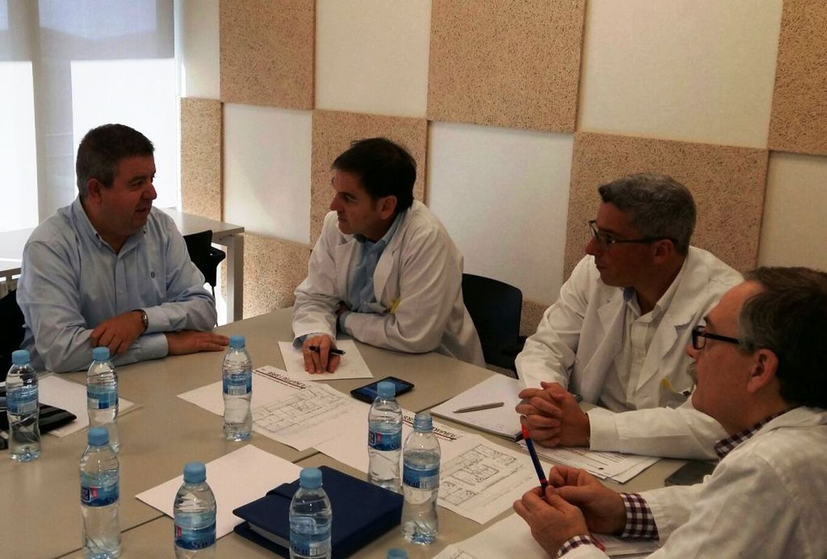 Calderón trata con la gerencia del área de Salud II actuaciones de mejora en los consultorios médicos municipales