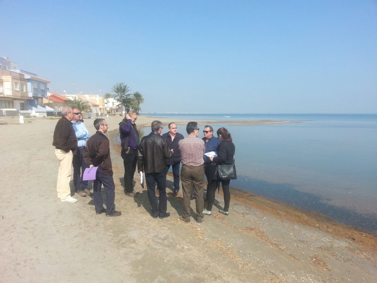 El concejal Juan Pedro Torralba buscando localización para los nuevos balnearios en playas