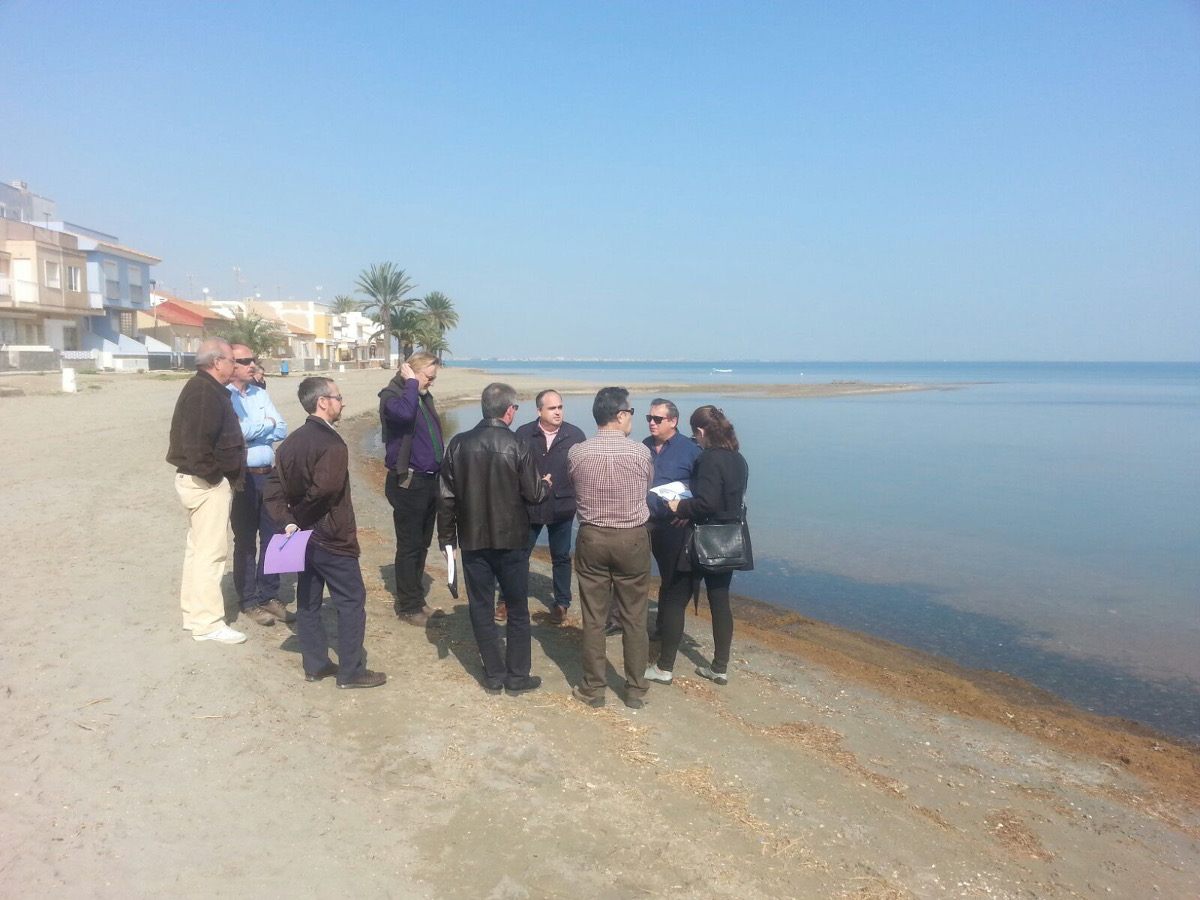 El concejal Juan Pedro Torralba buscando localizacin para los nuevos balnearios en playas