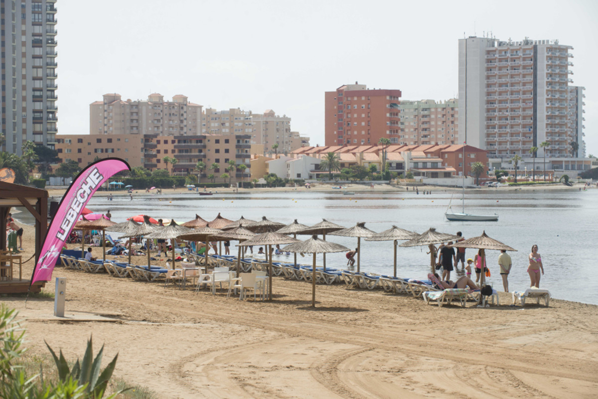 Instalacin de hamacas y sombrillas en una playa de La Manga