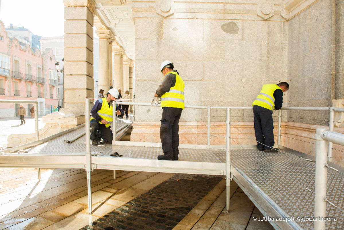 Desmontaje de la rampa de acceso al Palacio Consistorial para su traslado a la Iglesia de Santa Mara