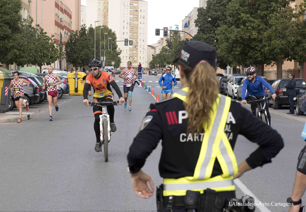 Polica Local velando por la seguridad en una carrera popular