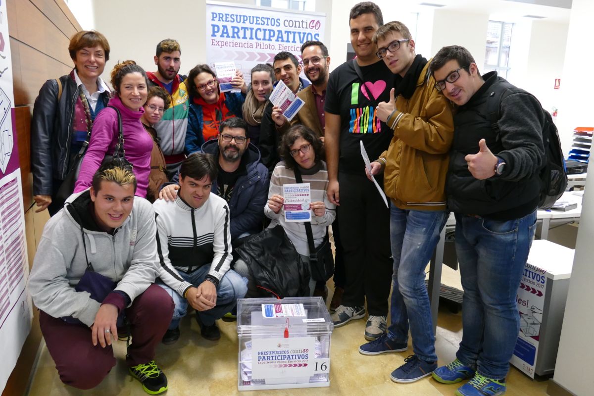 Alumnos de PROLAM recibidos por el concejal David Martnez votan los presupuestos participativos