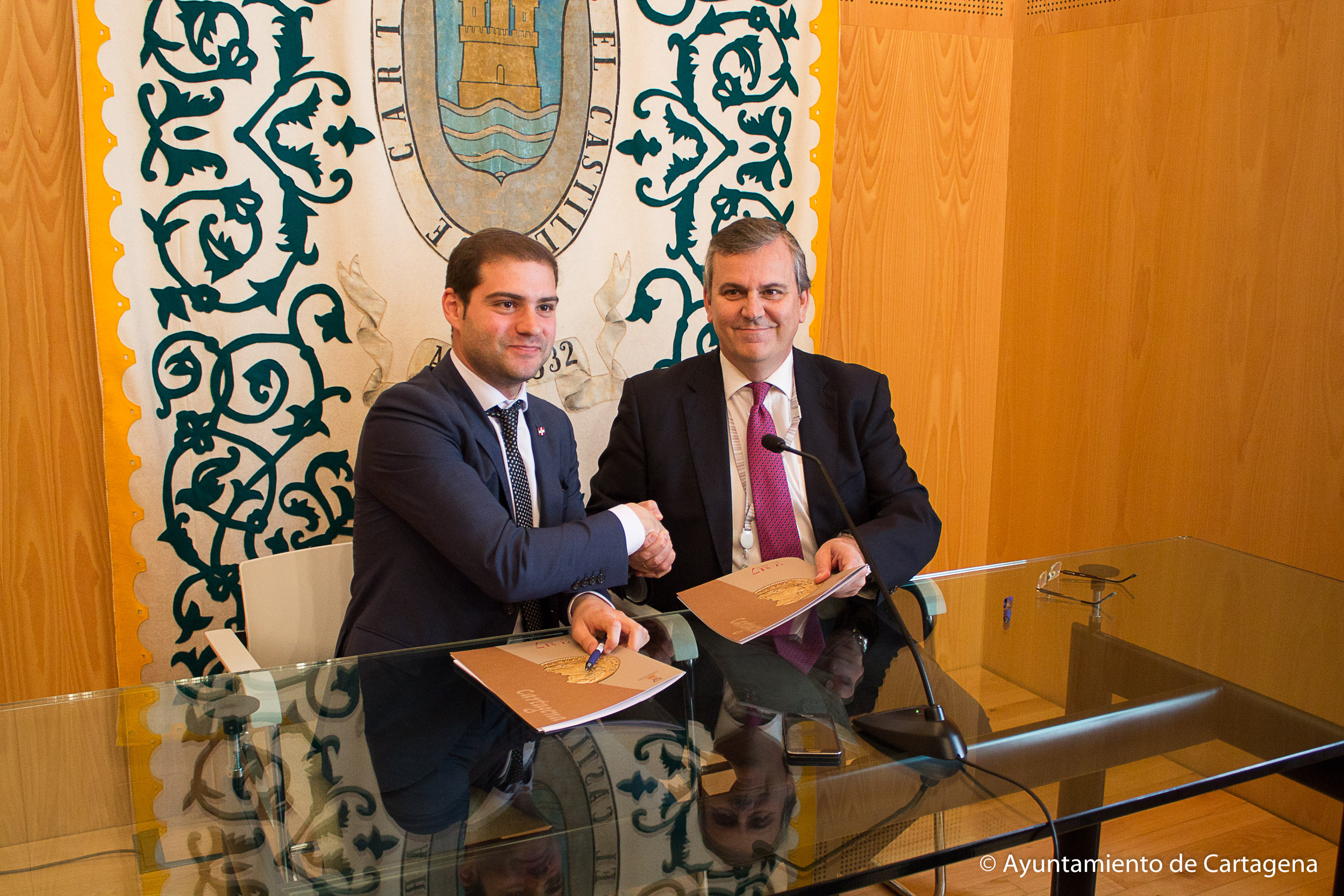 Firma del acuerdo deportivo entre Repsol y el Ayuntamiento de Cartagena