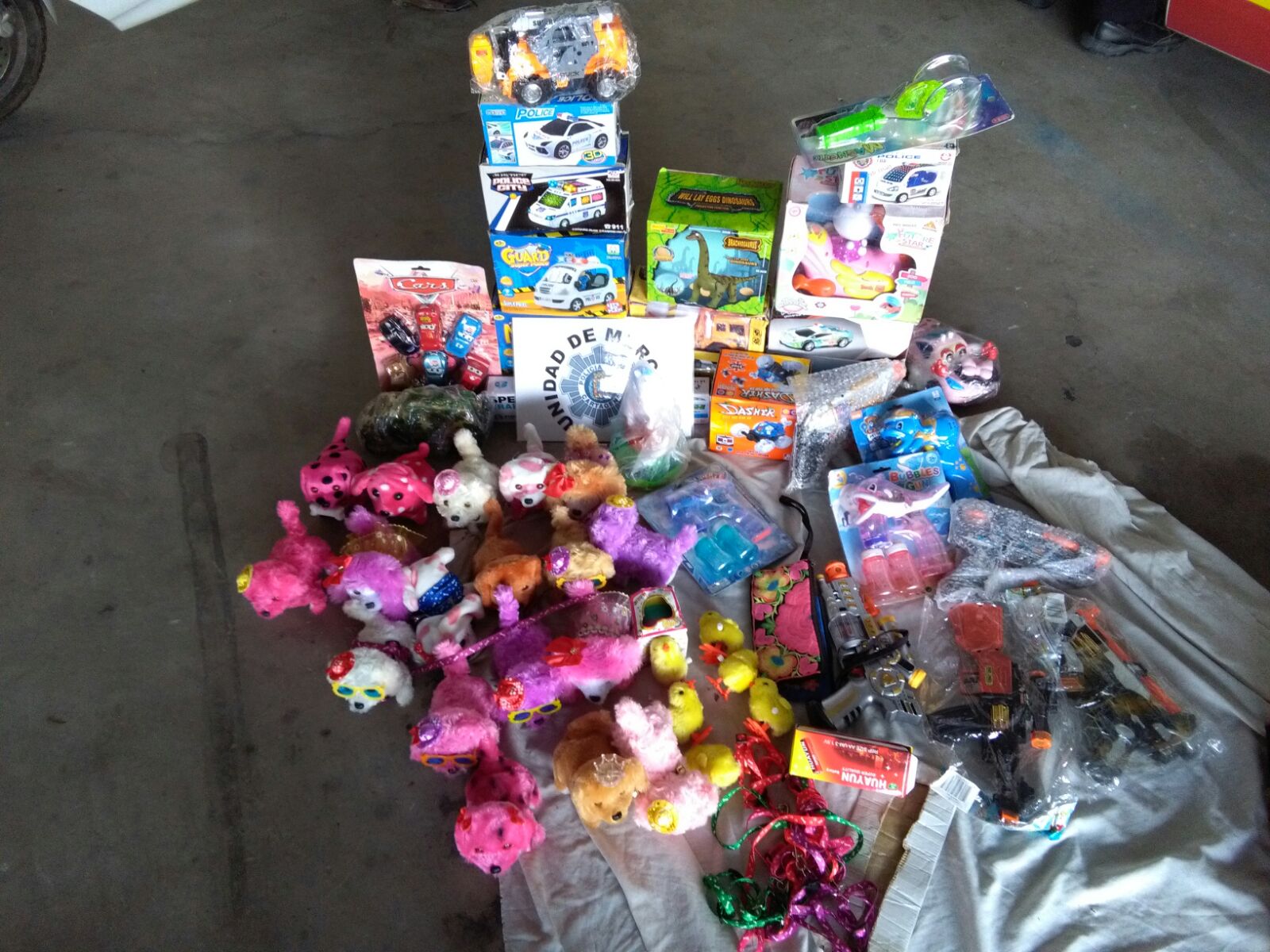 Prendas y juguetes decomisados por la Polica Local de Cartagena