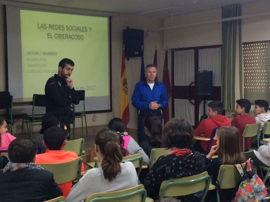 La Polica Local ofrece una charla sobre el ciberacoso al alumnado del IES San Isidoro