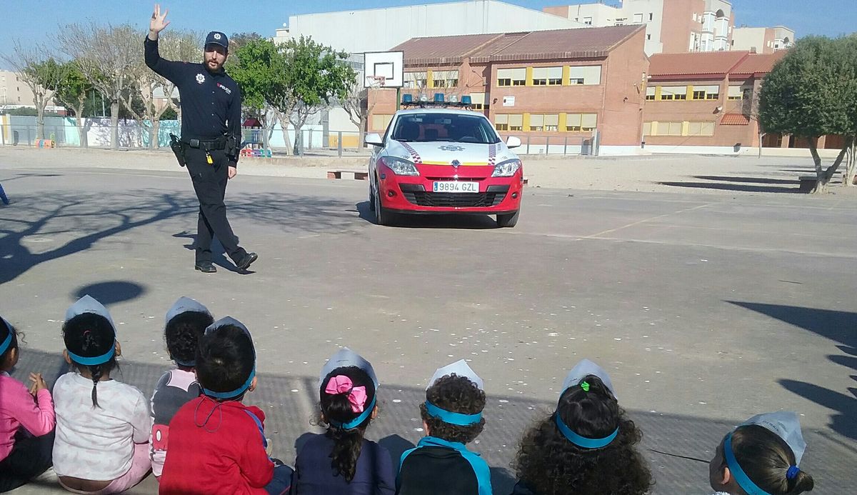 La Polica Local visita la Escuela de Educacin Infantil del colegio San Antonio Abad de Vista Alegre