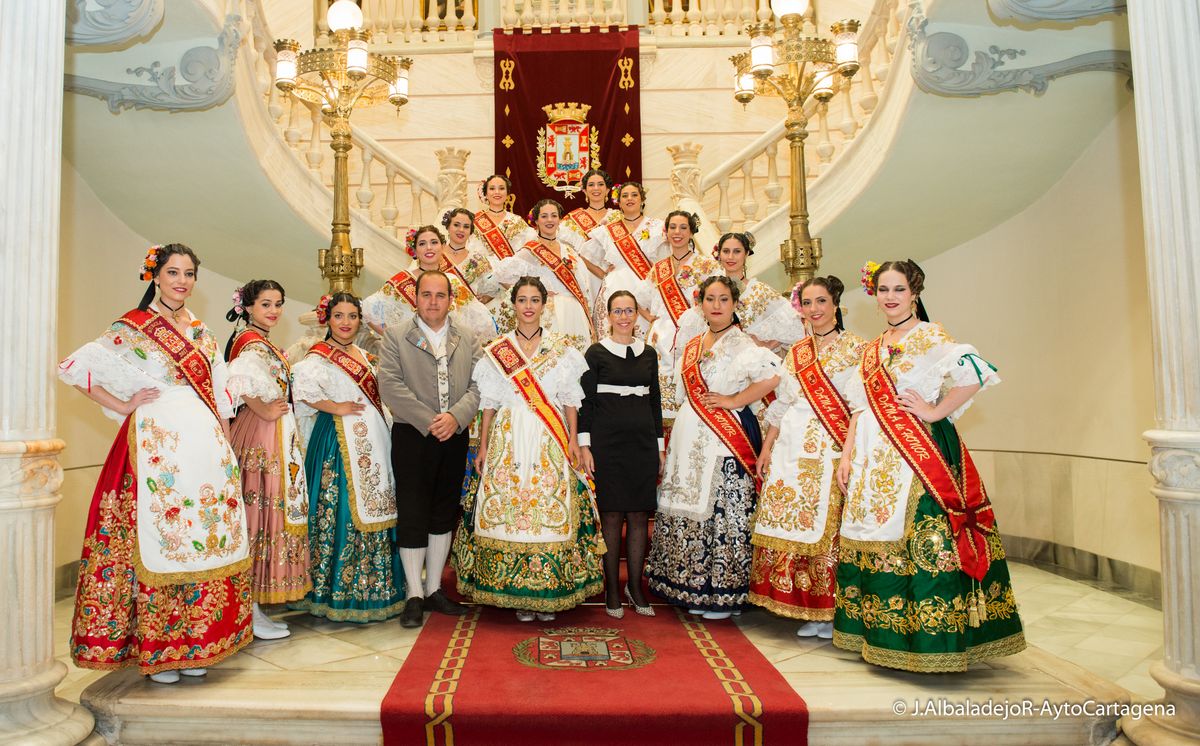 Visita de la Reina de la Huerta de Murcia y su Corte de Honor al Palacio Consistorial