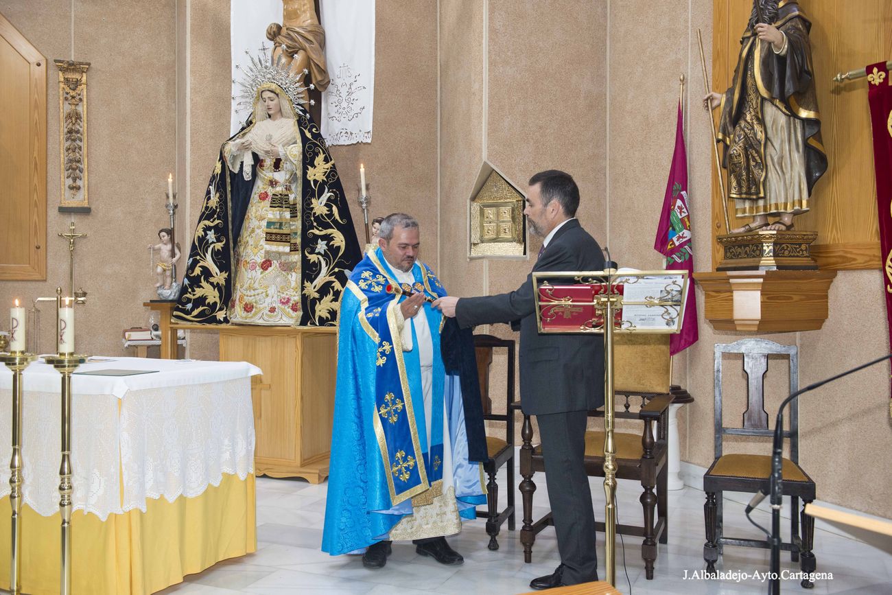 El alcalde regala una rplica de su bastn de mando a San Gins, patrn de Cartagena