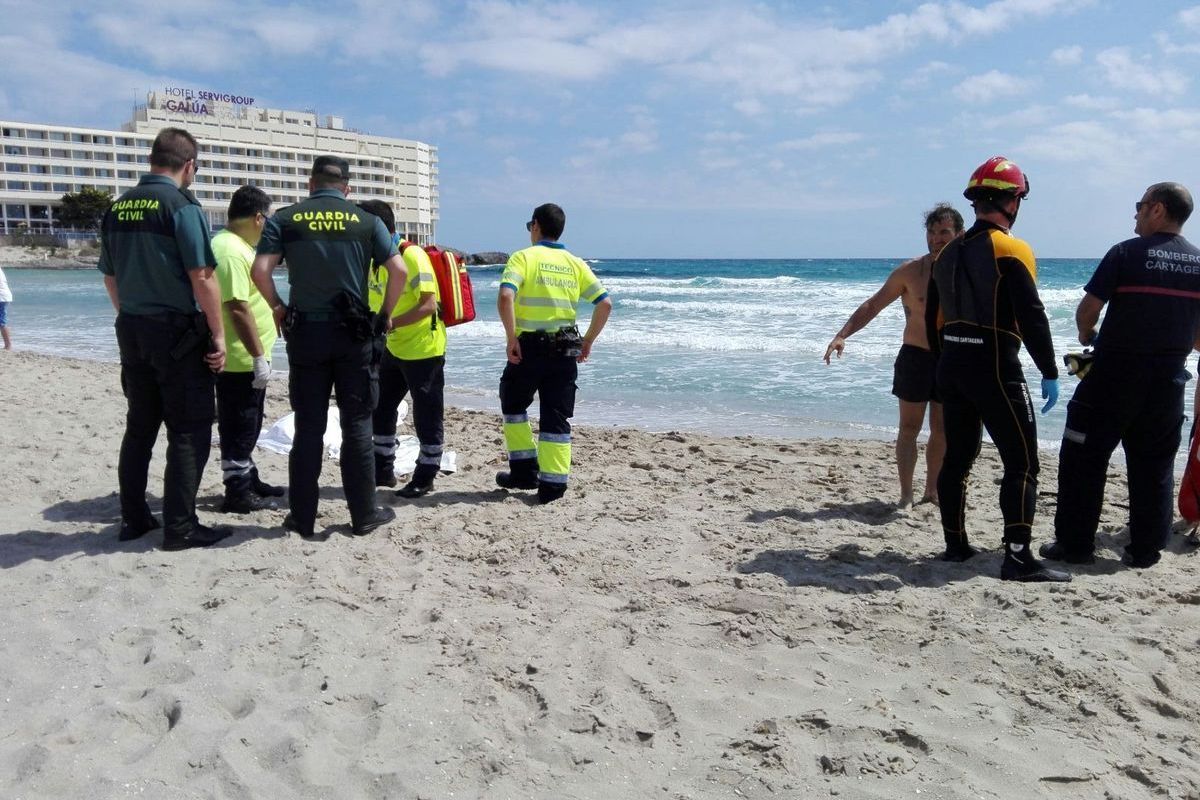 Efectivos intervinientes en el rescate de la mujer fallecida en la Playa del Gala de La Manga